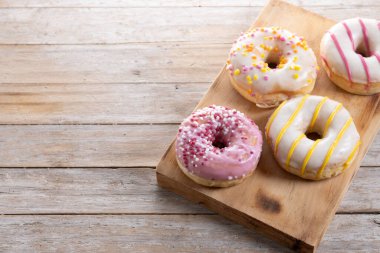 Ahşap masada tatlı jöleli çörekler. Boşluğu kopyala