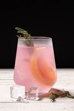 Ahşap masada greyfurt kokteyli.