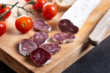 Fuet. Siyah arka planda kurutulmuş sosis..