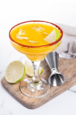 Taze mango kokteyli. Beyaz mermer üzerinde Meksika mango kokteyli