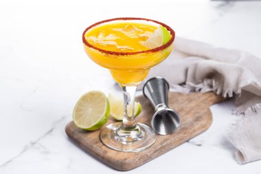 Taze mango kokteyli. Beyaz mermer üzerinde Meksika mango kokteyli