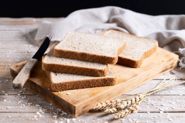 Köy ahşap masa üzerinde sağlıklı ekmek dilimleri