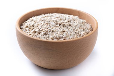 Yuvarlanmış yulaf, sağlıklı kahvaltı gevreği kasede yulaf ezmesi beyaz arka planda izole edilmiş.