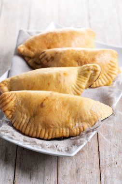 Cadılar Bayramı için balkabağı börekleri ya da tahta masada Şükran Günü.