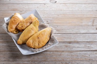 Cadılar Bayramı için balkabağı börekleri ya da tahta masada Şükran Günü. Boşluğu kopyala