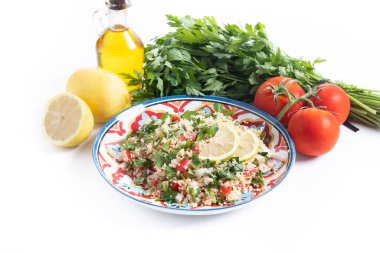 Beyaz arka planda kuskus izole edilmiş Tabbouleh salatası