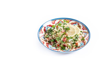 Beyaz arka planda kuskus izole edilmiş Tabbouleh salatası. Boşluğu kopyala