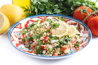 Beyaz arka planda kuskus izole edilmiş Tabbouleh salatası