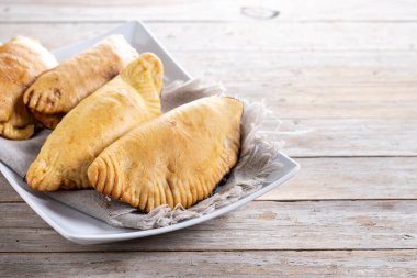 Cadılar Bayramı için balkabağı börekleri ya da tahta masada Şükran Günü. Boşluğu kopyala