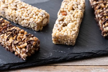Tahta masada fındık ve çekirdekli sağlıklı müsli barı.