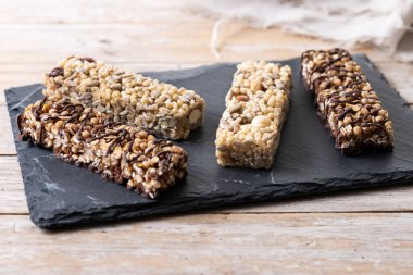 Tahta masada fındık ve çekirdekli sağlıklı müsli barı.