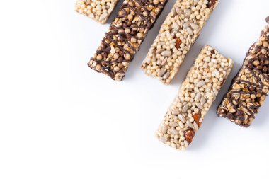Beyaz arka planda fındık ve çekirdekli sağlıklı müsli barı. Üst Manzara. Boşluğu kopyala