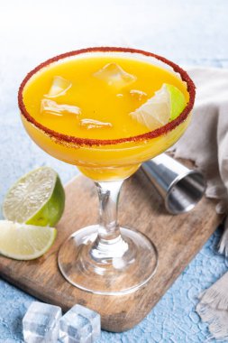 Taze mango kokteyli. Mavi arka planda Meksika mango kokteyli