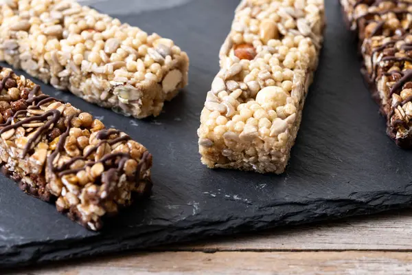 Tahta masada fındık ve çekirdekli sağlıklı müsli barı.