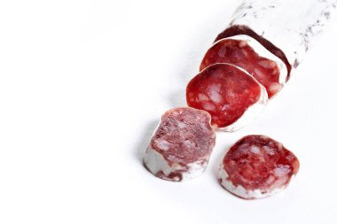 Fuet. Beyaz arka planda izole edilmiş kurutulmuş sosis. Boşluğu kopyala