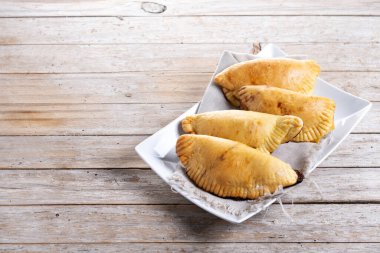 Cadılar Bayramı için balkabağı börekleri ya da tahta masada Şükran Günü. Boşluğu kopyala