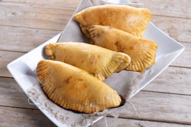 Cadılar Bayramı için balkabağı börekleri ya da tahta masada Şükran Günü.