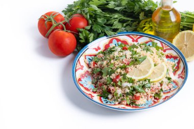 Beyaz arka planda kuskus izole edilmiş Tabbouleh salatası. Boşluğu kopyala