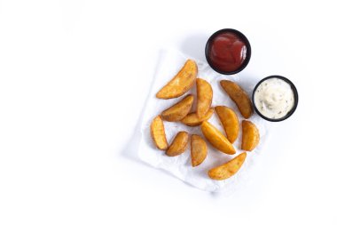 Beyaz arka planda izole edilmiş kızarmış patates dilimleri. Üst Manzara. Boşluğu kopyala