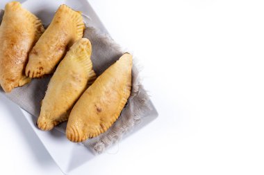 Cadılar Bayramı ya da Şükran Günü için kabaklı börekler beyaz arka planda izole edilmiş. Üst Manzara. Boşluğu kopyala