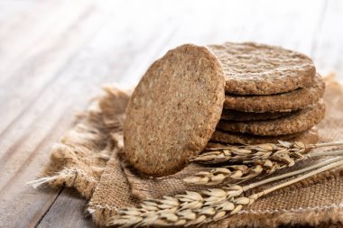 Tahta masada sağlıklı yulaf ezmeli kurabiyeler. Boşluğu kopyala