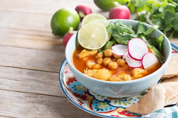 Geleneksel Meksika kırmızı pozole çorbası ahşap masada. Boşluğu kopyala