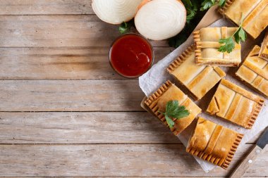 Tahta masada ton balıklı turta (empanada gallega). Geleneksel İspanyol yemekleri. Üst Manzara. Boşluğu kopyala