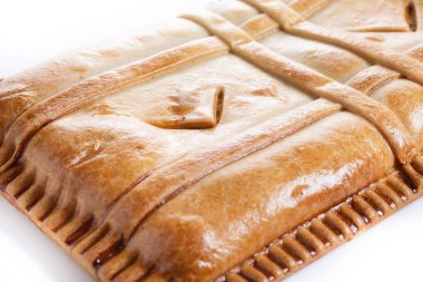 Beyaz arka planda izole edilmiş ton balıklı turta (empanada gallega). Geleneksel İspanyol yemekleri. Kapat.