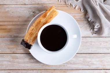 Ahşap masada churros soslu sıcak çikolata. Geleneksel İspanyol yemekleri. Üst görünüm