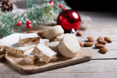 Noel tatlıları. Tahta masada ekmek ve fındık.