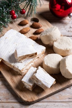 Noel tatlıları. Tahta masada ekmek ve fındık.