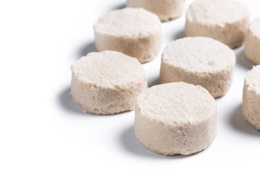 Beyaz arka planda izole edilmiş noel kurabiyesi. Boşluğu kopyala