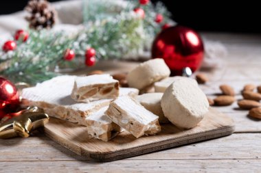 Noel bademli fındık ve ahşap masada kurabiye.