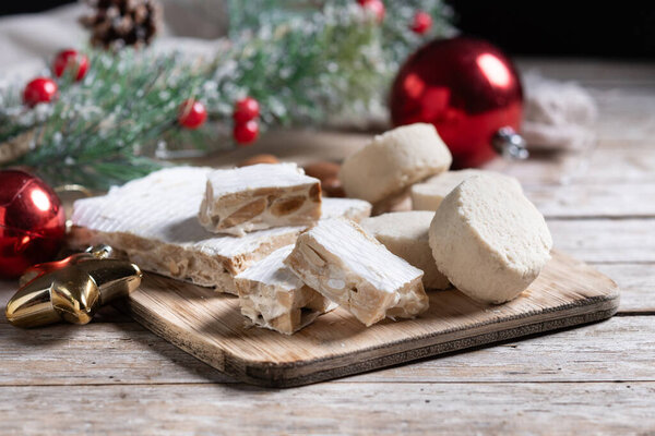Рождественские сладости. Хлеб и нуга на деревянном столе
