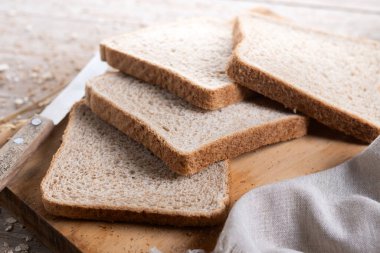 Tahta masadaki sağlıklı ekmek dilimleri.