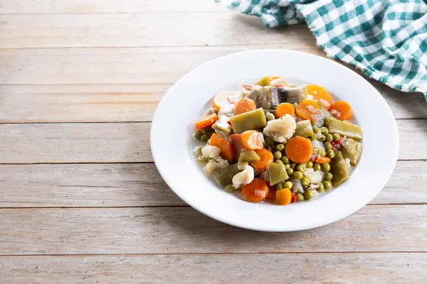 Ahşap masada sebze güveci (menestra de verduras). Boşluğu kopyala