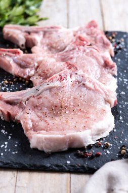 Tahta masada taze domuz pirzolası.