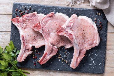 Tahta masada taze domuz pirzolası.