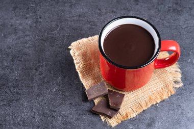 Siyah arka planda sıcak çikolata içeceği. Boşluğu kopyala