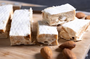 Siyah arka planda noel bademi fındığı