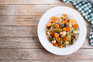 Ahşap masada sebze güveci (menestra de verduras). Üst Manzara. Boşluğu kopyala