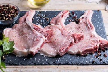 Tahta masada taze pişmemiş domuz pirzolası.. 