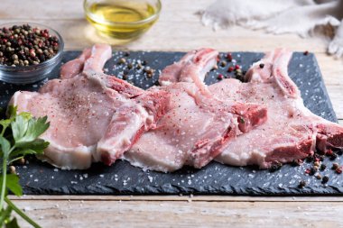 Tahta masada taze pişmemiş domuz pirzolası.. 