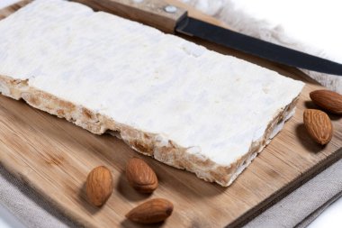 Beyaz arka planda izole edilmiş noel bademli fındığı