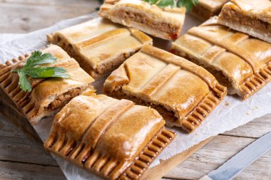 Beyaz arkaplanda izole edilmiş ton balığı turtası (empanada gallega)