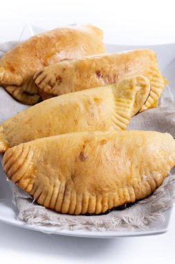 Cadılar Bayramı ya da Şükran Günü için kabaklı börekler beyaz arka planda izole edilmiş.
