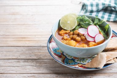 Geleneksel Meksika kırmızı pozole çorbası ahşap masada. Boşluğu kopyala