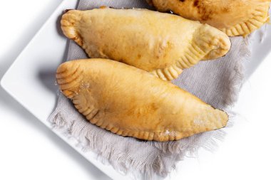 Cadılar Bayramı ya da Şükran Günü için kabaklı börekler beyaz arka planda izole edilmiş.