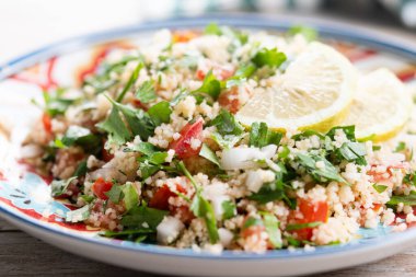Tahta masa üzerinde kuskus olan Tabbouleh salatası. Boşluğu kopyala