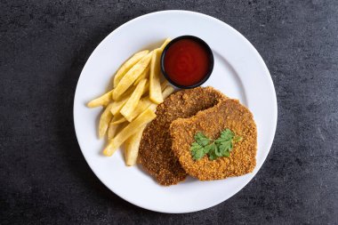 Cachopo, Asturias, İspanya 'da geleneksel yemek. Siyah taşlı arka planda fileto eti. Üst görünüm